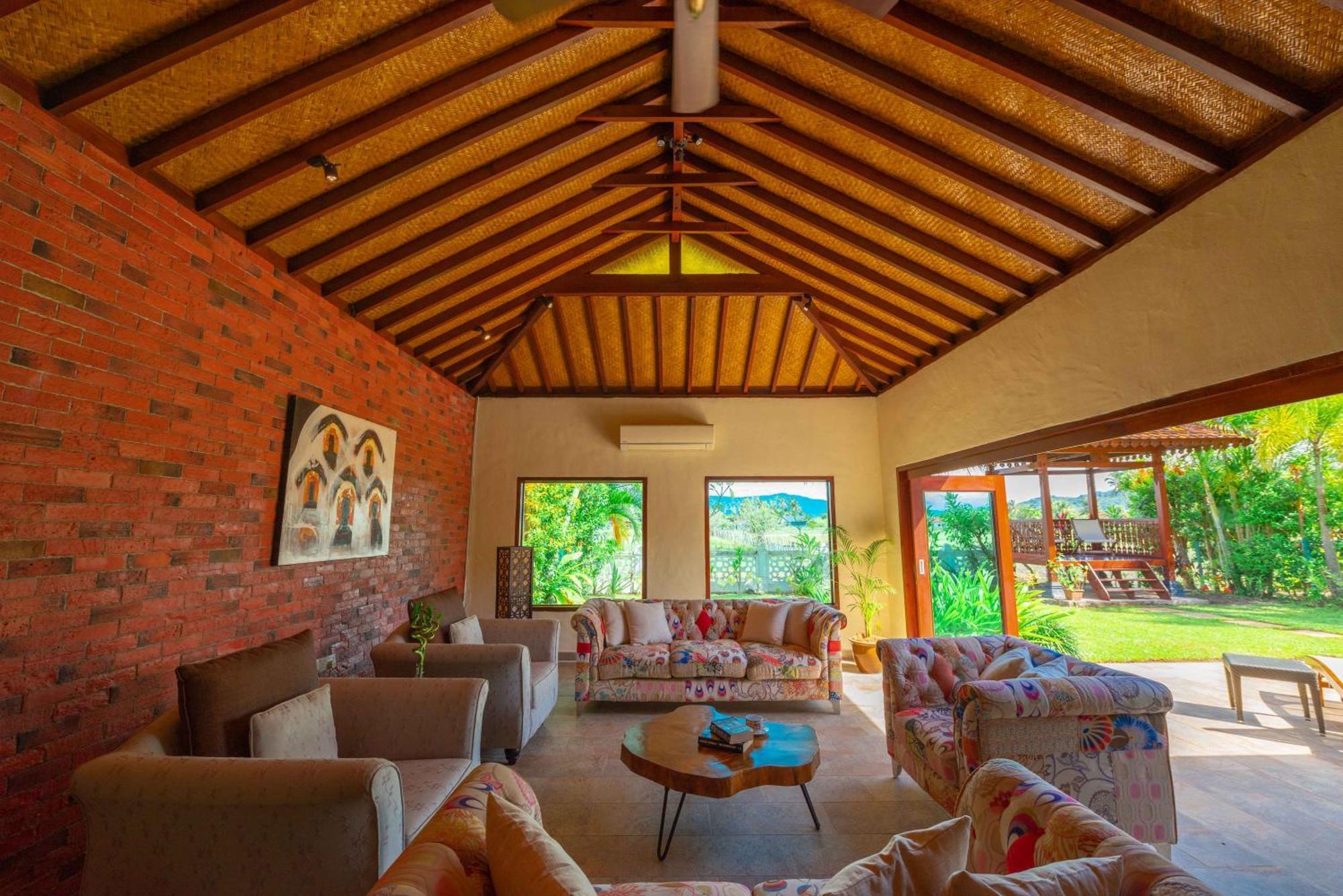 Limasan Villa Langkawi Pantai Cenang  Rum bild