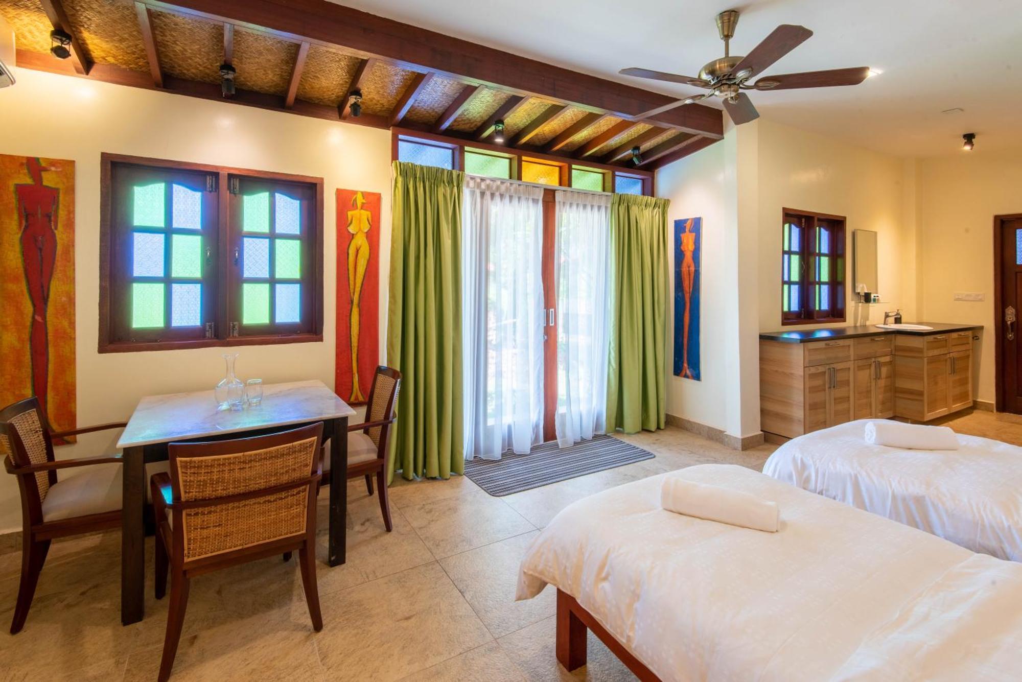 Limasan Villa Langkawi Pantai Cenang  Rum bild
