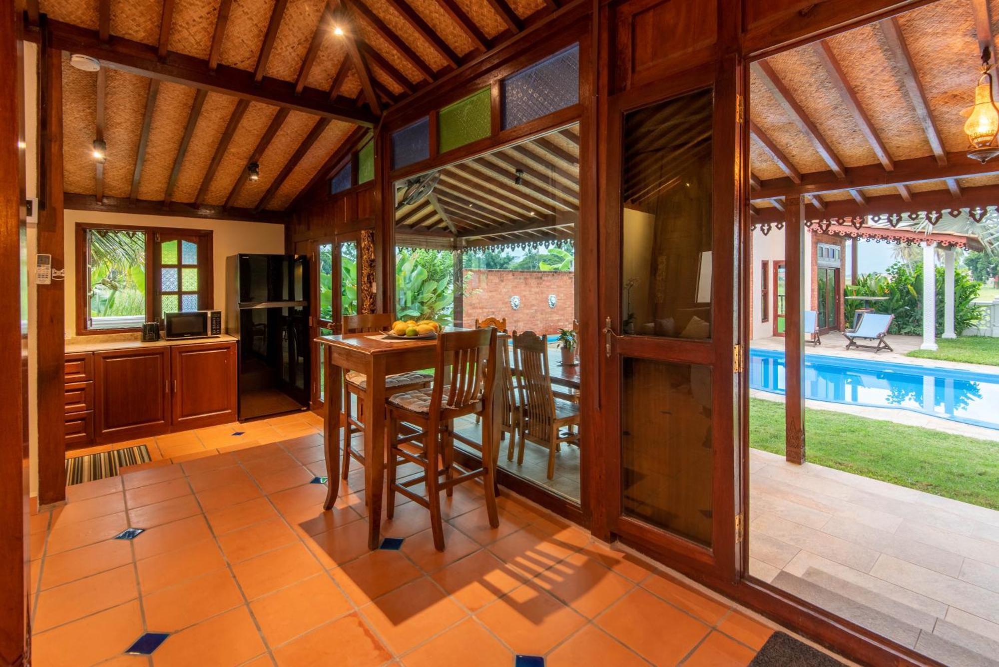 Limasan Villa Langkawi Pantai Cenang  Rum bild